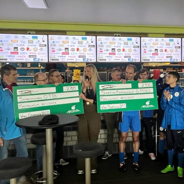 Een delegatie van Ons Tehuis Brabant verbroederde met de G-ploeg van Sporting Kampenhout tijdens het overhandigen van de cheques.